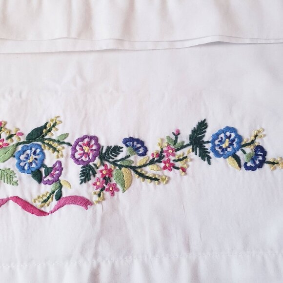 Set of 2 Vintage Embroidered Pillowcases Standard Size Floral Ribbon Cottage - Picture 4 of 13